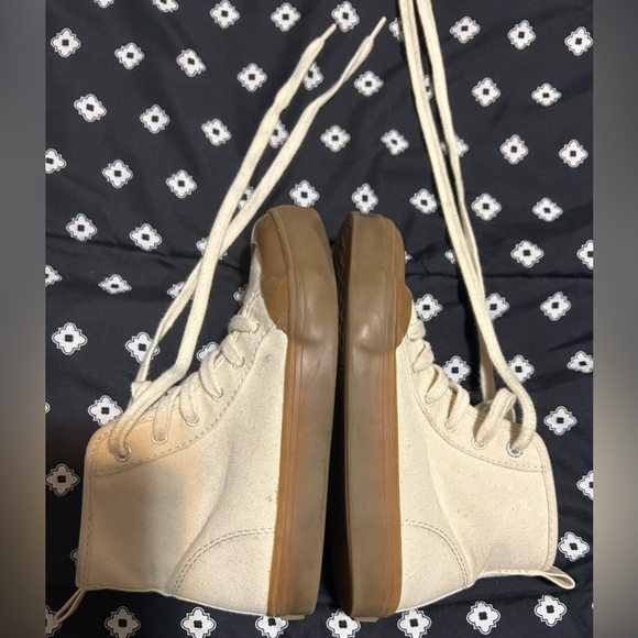Old Navy toddlers cream colored high-top shoes w/ laces- size 12 - Picture 3 of 8